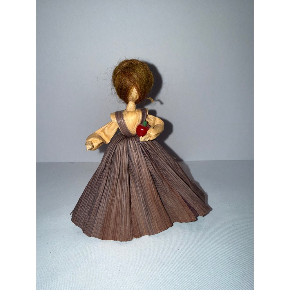 Vintage‎ Corn Husk Doll Handmade Folk Art Harvest Woman with Apple Brown 6 Inch